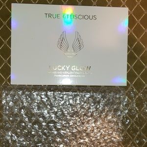 New True Luscious Lucky Glow Bronze and Highlight Palette